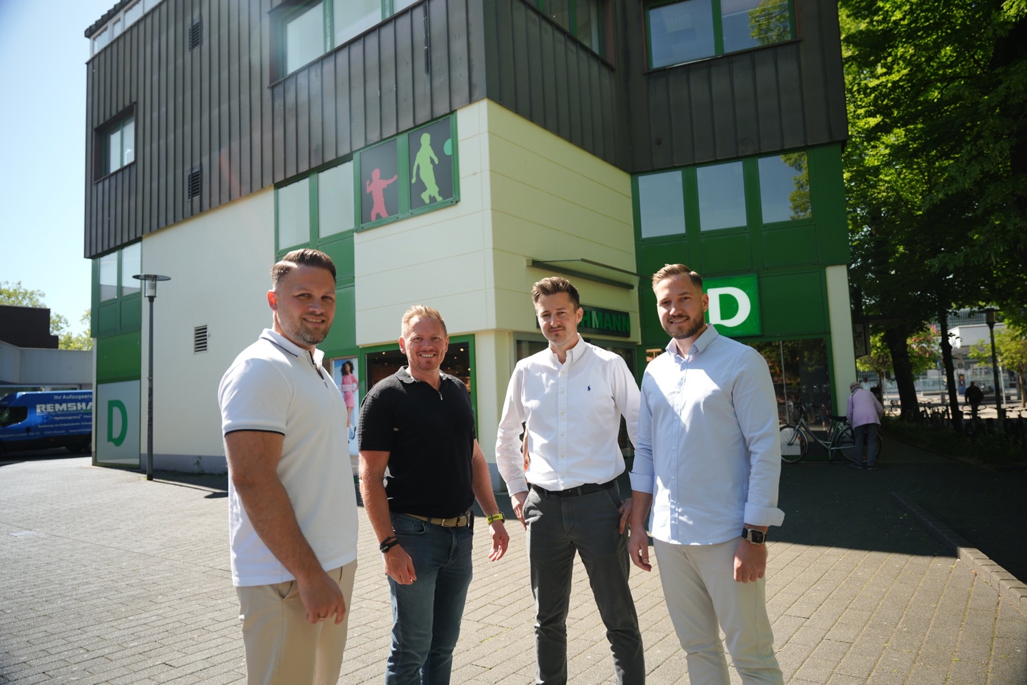 Christian Stutz, Falko Reuschel, Wolfgang Lintermann und Dominik Pohl vor dem Objekt in Hennef