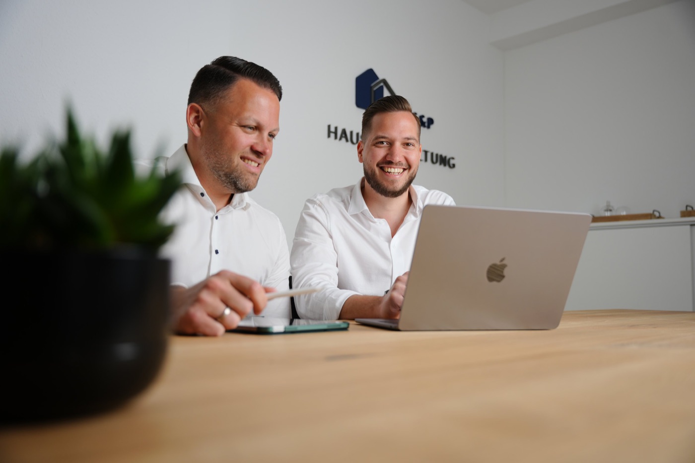 Christian Stutz und Dominik Pohl im Büro der Hausverwaltung in Hennef